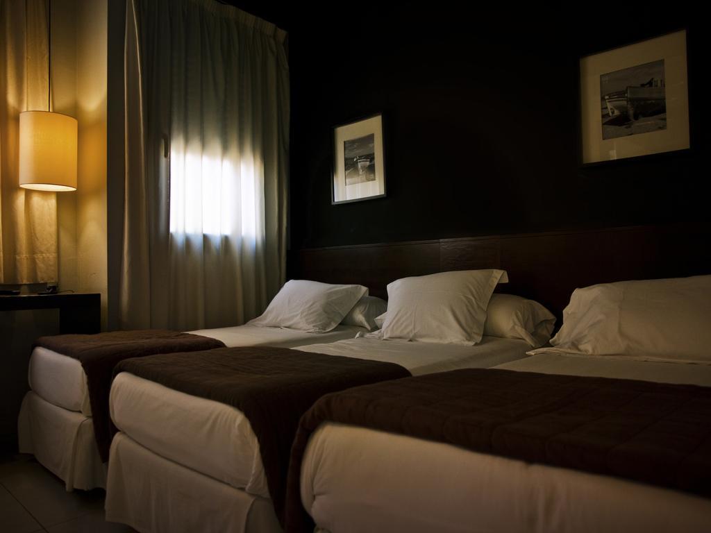 Hostal Badaloni Бадалона Стая снимка