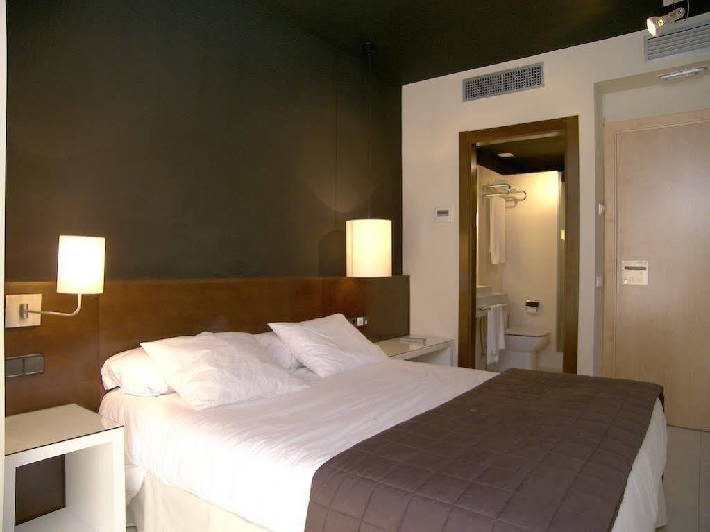 Hostal Badaloni Бадалона Екстериор снимка
